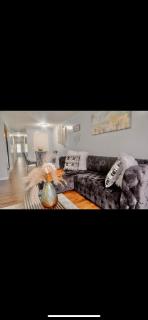 Stylish Getaway Elegant 3BR 2BA Patio Oasis Near NYC, EWR & American Dream Mall - Newark - 1