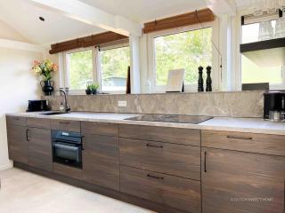 Ubuntu Luxe Vakantiewoning met Sauna & Nieuw Design - Warmenhuizen - 8