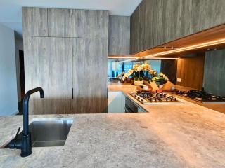 2BR Luxury Retreat with Rooftop Pool Access - 7