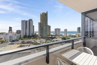 Spacious and Modern 2 Bedroom Apartment in Paradise - Gold Coast - 9