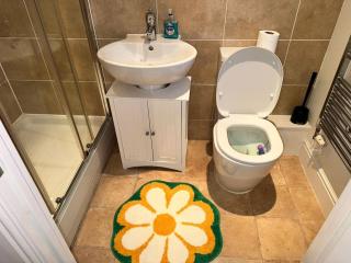 Modern Escape with Hot Tub 4 Car Parking - Peterborough - 4