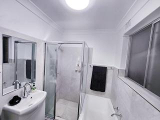 Stylish Rosehill Stay w/ Balcony - Sidney - 9