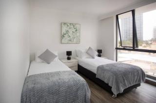 Stylish 2 Bed Centre of Surfers - Gold Coast - 3