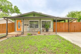 7 Mi to Dtwn San Antonio Charming Home with Yard - San Antonio - 0