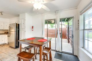 7 Mi to Dtwn San Antonio Charming Home with Yard - San Antonio - 3