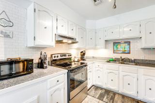 7 Mi to Dtwn San Antonio Charming Home with Yard - San Antonio - 1