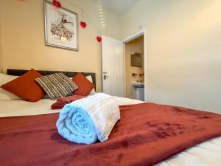 Sherry's 2 Bed Guest House - Buckinghamshire - 9