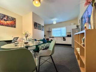 Sherry's 2 Bed Guest House - Buckinghamshire - 1