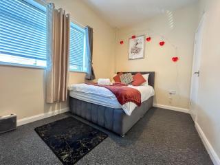 Sherry's 2 Bed Guest House - Buckinghamshire - 6