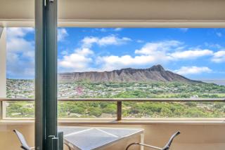 Renovated 2-Bedroom Condo with Ocean Views and Complimentary Parking (s3113) - Honolulu - 0