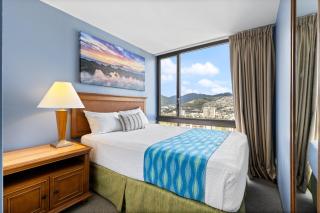 Renovated 2-Bedroom Condo with Ocean Views and Complimentary Parking (s3113) - Honolulu - 1