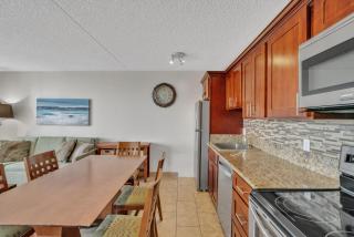 Bright 21st-Floor Corner Condo with Diamond Head Views, Full Kitchen and Steps to Beach (12101) - Honolulu - 1