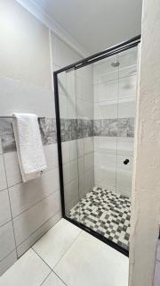 Godide Guesthouse - Vosloorus - 3