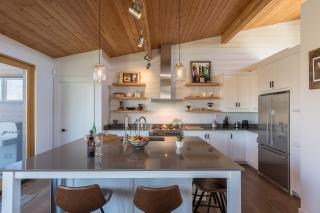 Chalet Trappeur Luxury Cottage Retreat with Hot Tub - 5