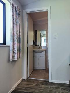 2 double and 1 sofa beds garden chalet, 7D Salisbury Road, Rotorua - Rotorua - 6