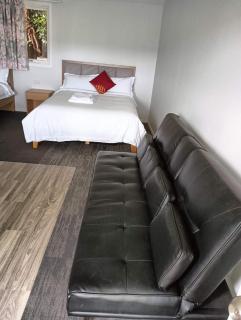 2 double and 1 sofa beds garden chalet, 7D Salisbury Road, Rotorua - 2