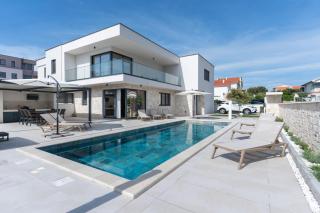 Prestige Villa COMPADRE Luxury Retreat in Mandre, Heated Pool, 4 Bedrooms, Seaside Comfort, NEW! - Mandre - 0