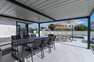 Prestige Villa COMPADRE Luxury Retreat in Mandre, Heated Pool, 4 Bedrooms, Seaside Comfort, NEW! - Mandre - 9