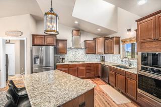 Spacious ranch w hot tub & fire pit - 7