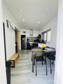 AeroSuites Luton - SHARED AND PRIVATE Accommodations mins from Luton Airport,FREE selected Breakfast,Adults Only,FREE Parking subject to availability and reservation only No Visitors allowed, Late self Check In and Early self Check Out by request only - 9