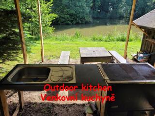 Chatka na břehu rybníka Pupek - 3