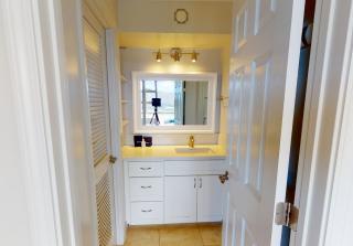 Oceanview Luxury on the 32nd Floor - Full Kitchen, Walk to Waikiki Beach, and Free Parking (13209) - Honolulu - 3