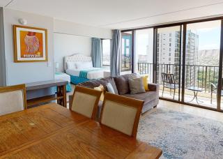 Oceanview Luxury on the 32nd Floor - Full Kitchen, Walk to Waikiki Beach, and Free Parking (13209) - Honolulu - 2