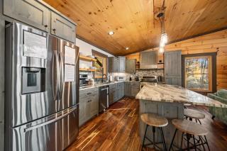 Chardonnay Chalet - Luxe Modern Chalet - Hot Tub, Wi-Fi, Fire Pit, Game Room, Amazing Deck - 15 min to Blue Ridge - Hothouse - 2