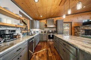 Chardonnay Chalet - Luxe Modern Chalet - Hot Tub, Wi-Fi, Fire Pit, Game Room, Amazing Deck - 15 min to Blue Ridge - 1