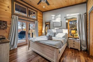 Chardonnay Chalet - Luxe Modern Chalet - Hot Tub, Wi-Fi, Fire Pit, Game Room, Amazing Deck - 15 min to Blue Ridge - Hothouse - 6