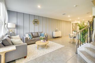 7 Mi to European Village: Pond-Front Townhome! - 8