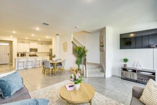 7 Mi to European Village: Pond-Front Townhome! - 6