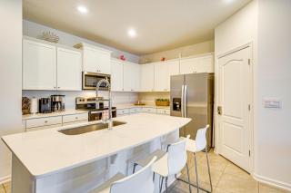 7 Mi to European Village Pond-Front Townhome! - 4