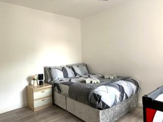 Cosy modern 4 bedroom home with backyard - Briton Ferry - 1