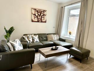 Cosy modern 4 bedroom home with backyard - Briton Ferry - 0