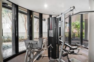 Elegant 1-Bed Apartment with Premium Amenities - Melbourne - 6