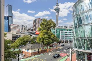 Modern Viaduct Apartment w pool gym Skytower views - Auckland - 5