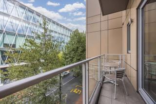 Modern Viaduct Apartment w pool gym Skytower views - Auckland - 4
