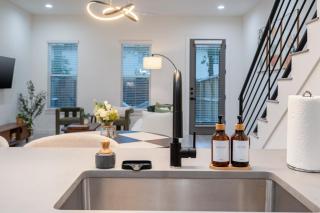 Family-Friendly 3BR Retreat - Houston - 7