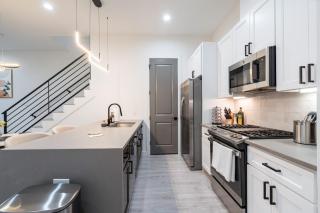 Family-Friendly 3BR Retreat - Houston - 8