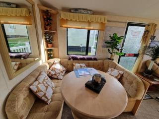 Sea View Escape 2 Bedroom Pet Friendly Caravan at Clarach Bay Gm3 - Aberystwyth - 8