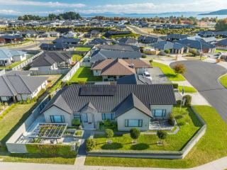 Stay Taupo - Premium Home with Hot Tub - Taupo - 0