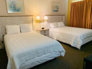 *DELIGHTFUL COZY BEACH RETREAT*Pool, Steps to the Sand*H32 - 0