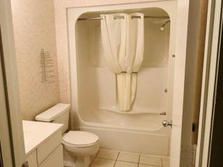 *DELIGHTFUL COZY BEACH RETREAT*Pool, Steps to the Sand*H32 - Myrtle Beach - 6