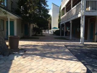 *DELIGHTFUL COZY BEACH RETREAT*Pool, Steps to the Sand*H32 - Myrtle Beach - 3