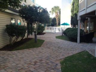 *DELIGHTFUL COZY BEACH RETREAT*Pool, Steps to the Sand*H32 - Myrtle Beach - 2