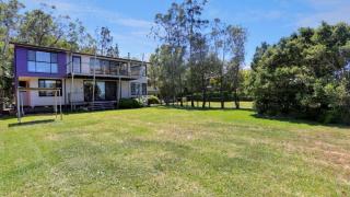 Luxury Waterfront Home In Pindimar - Pindimar - 0