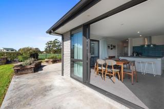 Bennett's Bach - Waipu Holiday Home - 1