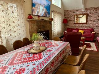Poconos Getaway with Hot Tub-Close to Attractions, Perfect for Family &Friends! - Blakeslee - 5