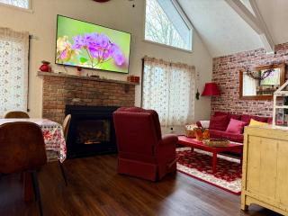 Poconos Getaway with Hot Tub-Close to Attractions, Perfect for Family &Friends! - Blakeslee - 3